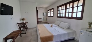 Deluxe dubbelrum - 1 kingsize-säng | Strykjärn/strykbräda, gratis wi-fi och sängkläder