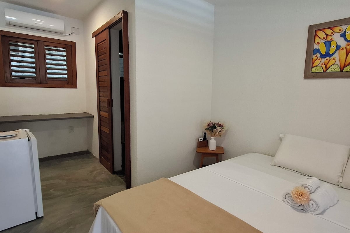 Tabla de planchar con plancha, wifi gratis, ropa de cama