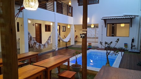 Una piscina al aire libre, sillones reclinables de piscina