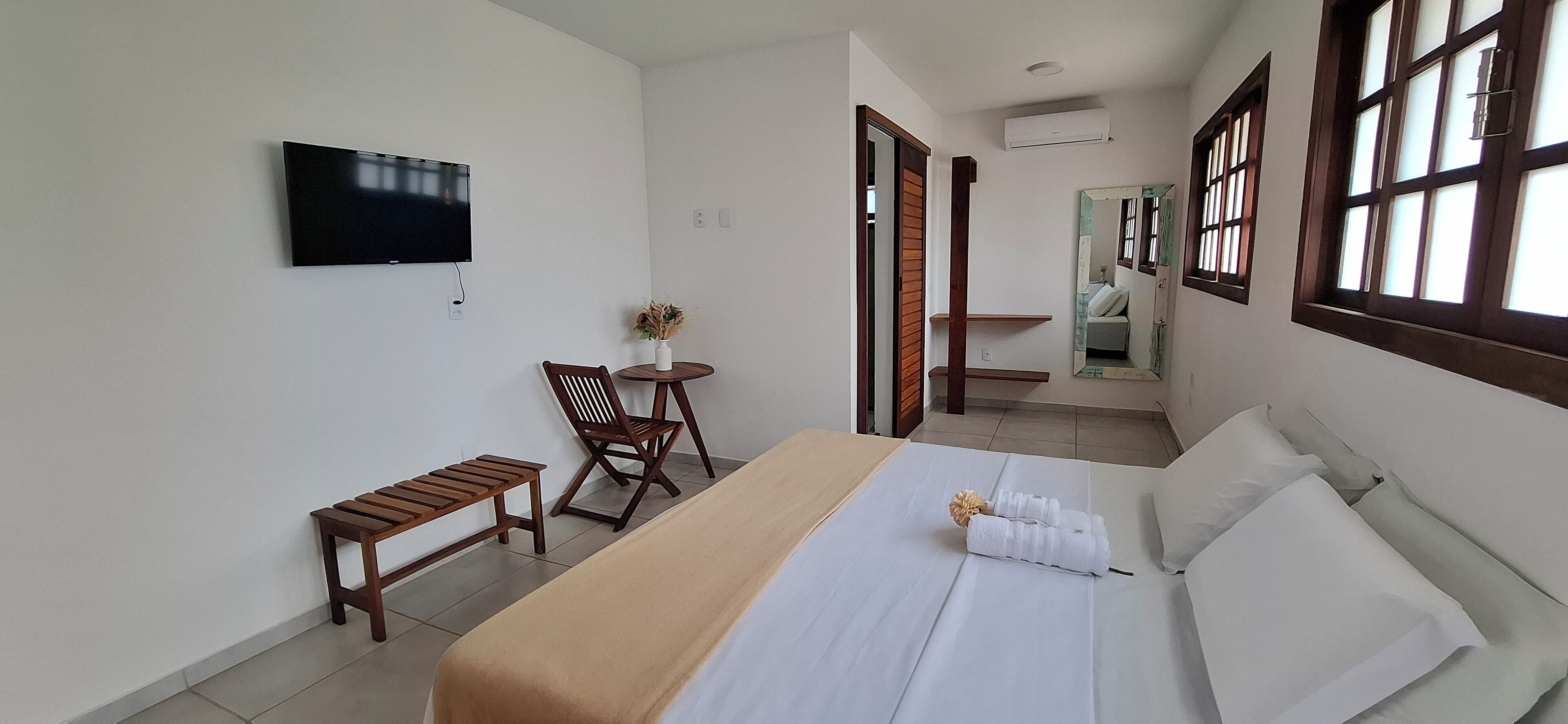 Quarto casal luxo, 1 cama King | Ferros/tábuas de passar roupa, Wi-Fi de cortesia, roupa de cama