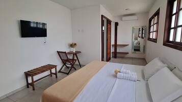 Quarto casal luxo, 1 cama King | Ferros/tábuas de passar roupa, Wi-Fi de cortesia, roupa de cama