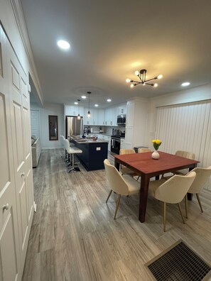 Dining - Tremendous 4-bedroom house in Atlanta close to everything, 20 min from Airport (Atlanta)