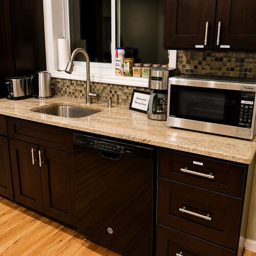 Spacious 3BR Family Home Near NYC – Private Backyard, BBQ and Free Parking