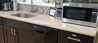 Family-friendly 3-bedroom/2.5-Bath house Near NYC Manhattan and MetLife Stadium