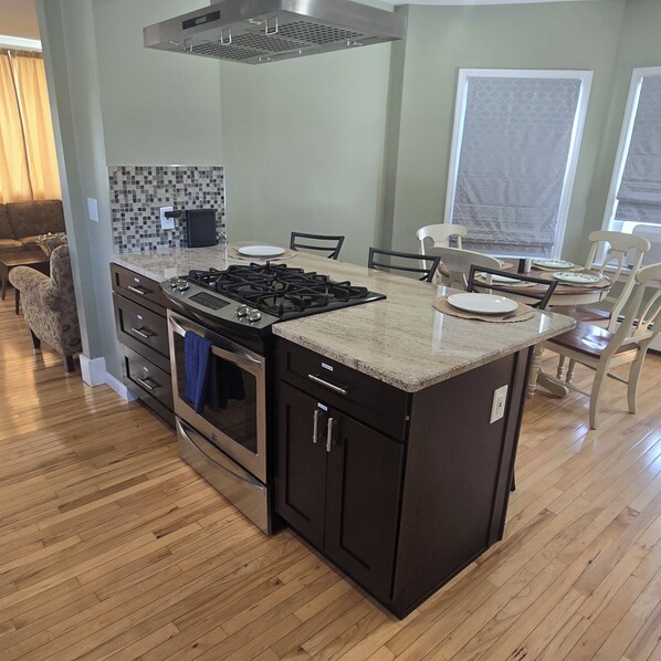 Een koelkast, een microgolfoven, een oven, een kookplaat