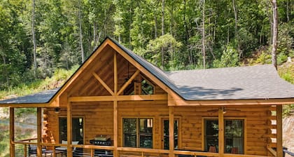 Creek & Cozy-Charming 2BR Creekside Cabin in Ellijay- AC, Fire Pit, Nature