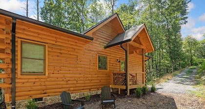 Creek & Cozy-Charming 2BR Creekside Cabin in Ellijay- AC, Fire Pit, Nature