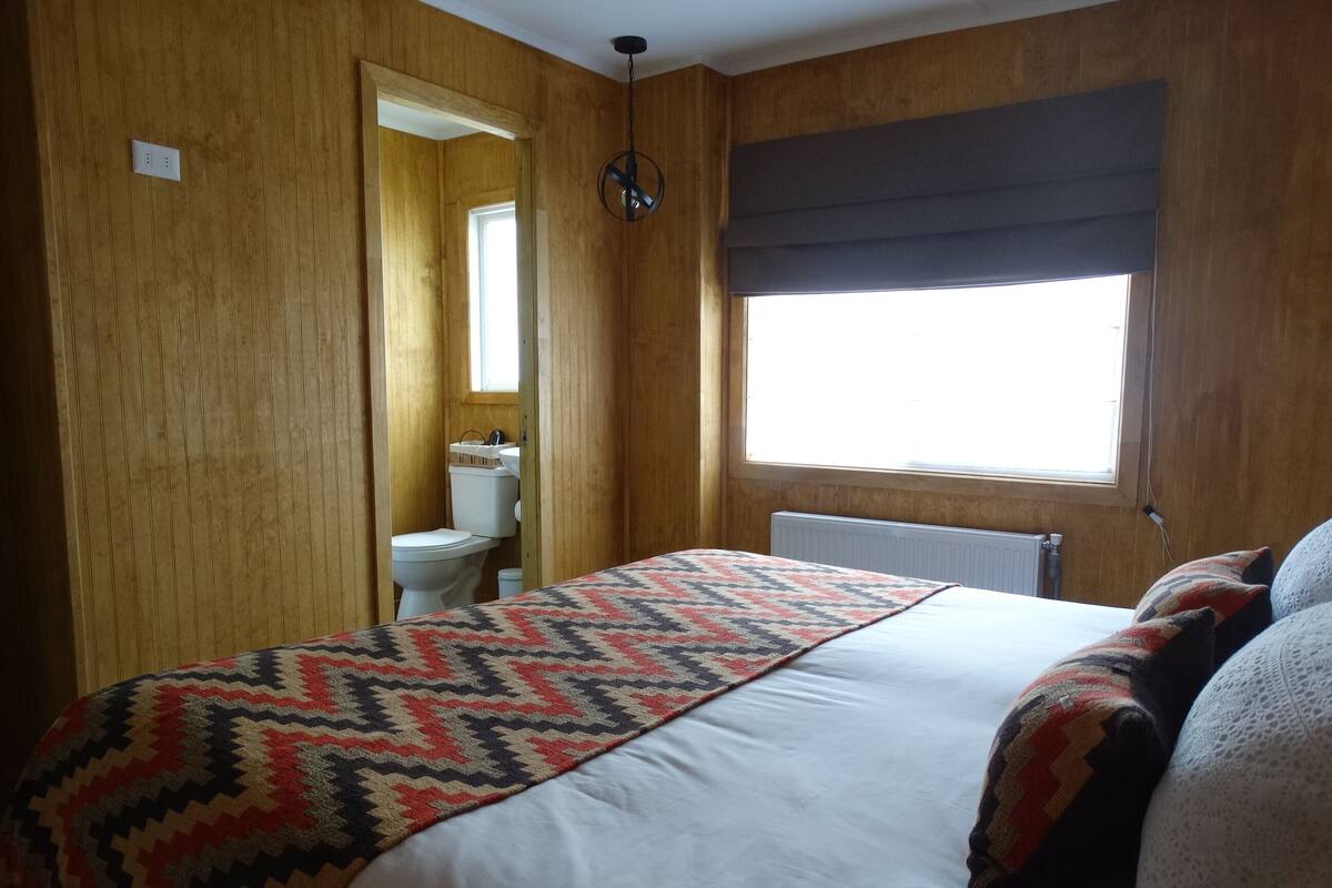 Habitación superior con 1 cama matrimonial o 2 individuales, vista al patio | Wifi gratis 