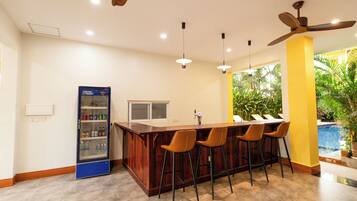 Bar junto a la piscina