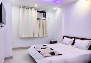 Basic Double Room | Bathroom | Shower, towels, soap