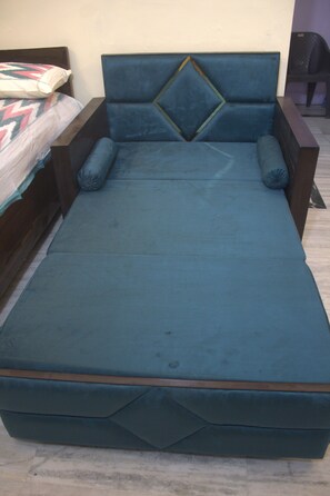 1 bedroom, iron/ironing board, WiFi, bed sheets - Home Outside Home with Comfort, Safety & Economy in the Heart of Dehradun City (Dehradun)