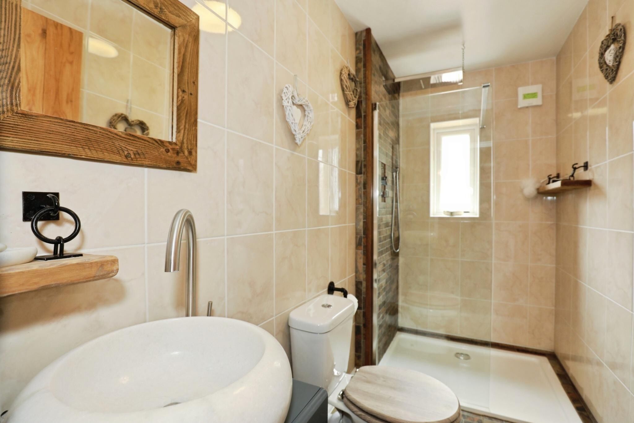 Regadera, secadora de cabello, toallas, jabón 