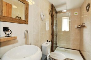 Dusj, hårføner, håndklær og såpe