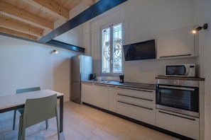 Geladeira, micro-ondas, fogão, cooktop