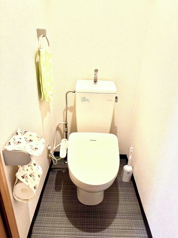 Sèche-cheveux, serviettes fournies, savon, papier toilette