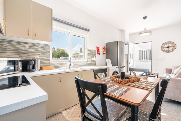 Refrigerador, cafetera/tetera, tetera/pava eléctrica