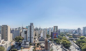 A cityscape with high-rise buildings, a busy street, and a large billboard. - Studio in Condominium With Pool in Paraiso Onp1716 (São Paulo)
