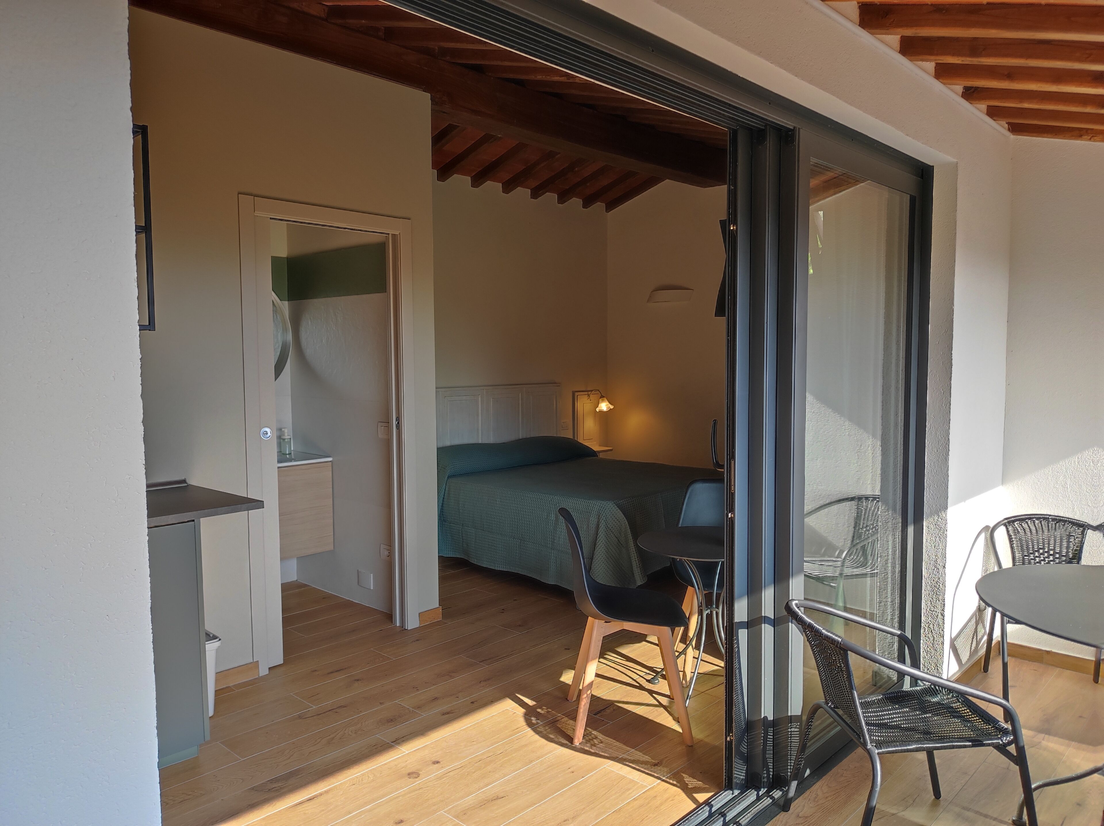 Une chambre à coucher avec un lit, une table de chevet et une chaise.