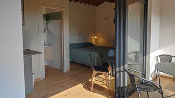 Une chambre à coucher avec un lit, une table de chevet et une chaise.