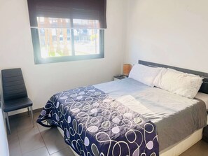 2 室のベッドルーム、アイロン / アイロン台