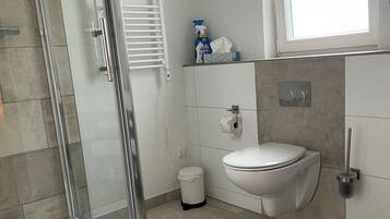 Een douche, een haardroger, handdoeken, zeep