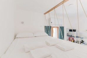1 habitación y tabla de planchar con plancha