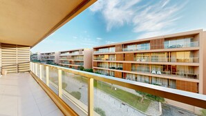 Ein modernes Hotel mit mehreren Etagen, Balkonen und freiem Blick auf die Umgebung.