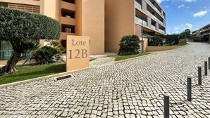 Ein modernes Gebäude mit einem Schild, auf dem 'Lote 12B' steht.
