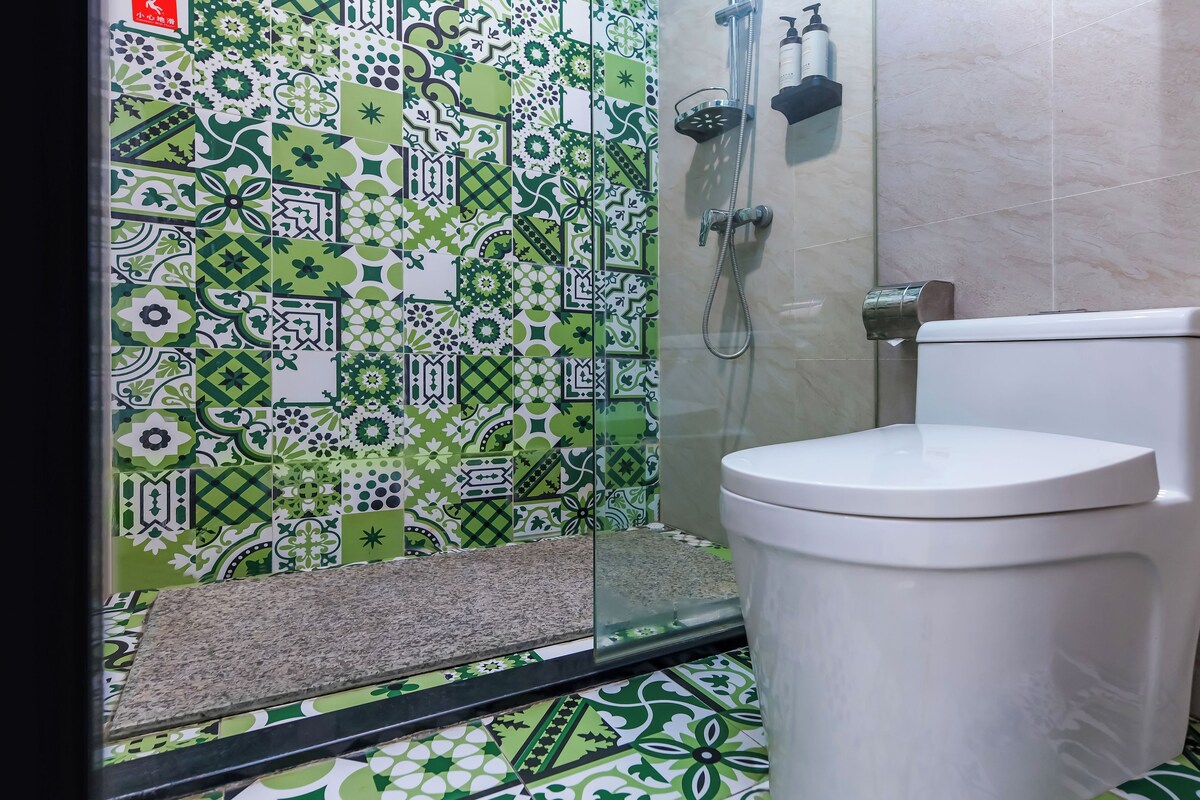 Family Room | Bathroom | Free toiletries, hair dryer, slippers, towels