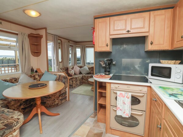 Dishwasher, cookware/dishes/utensils - Big Bertha by the Sea (Bideford)