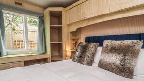 Une chambre à coucher avec un lit, un bureau et une armoire.