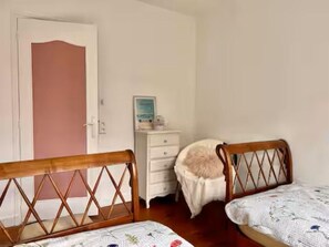 4 bedrooms, travel cot, free WiFi, bed sheets