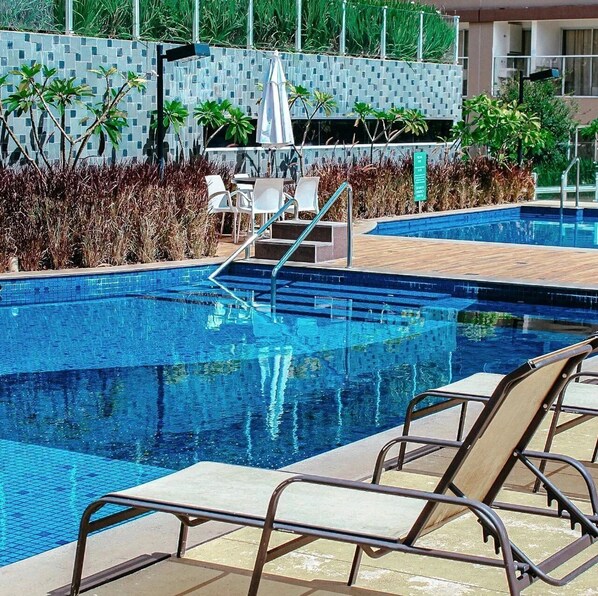 6 outdoor pools
