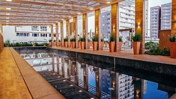 6 outdoor pools