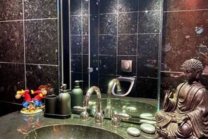 Een douche, een haardroger, handdoeken, zeep