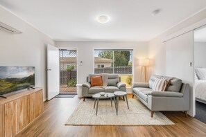 TV - Modern Comfort in Quiet Neighbourhood! (Centenary Heights)