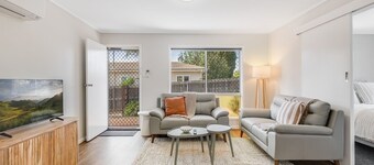 Modern Comfort in Quiet Neighbourhood!