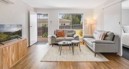 Modern Comfort in Quiet Neighbourhood!