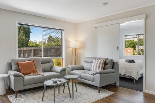 Modern Comfort in Quiet Neighbourhood!