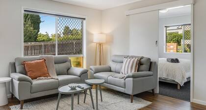 Modern Comfort in Quiet Neighbourhood!