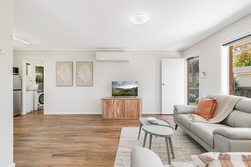 Modern Comfort in Quiet Neighbourhood!