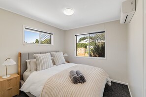 2 bedrooms, iron/ironing board, internet, bed sheets