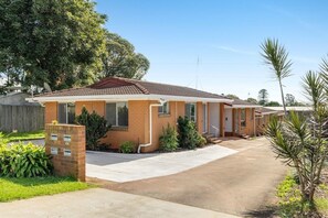 Exterior - Modern Comfort in Quiet Neighbourhood! (Centenary Heights)