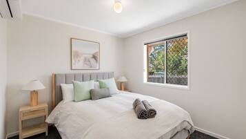 2 bedrooms, iron/ironing board, Internet, bed sheets