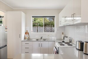 Fridge, microwave, oven, stovetop - Charm in Leafy Centenary Heights! (Centenary Heights)
