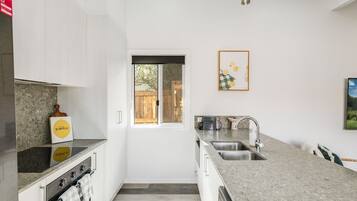 Geladeira, micro-ondas, fogão, cooktop