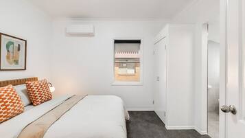 3 bedrooms, iron/ironing board, Internet, bed sheets