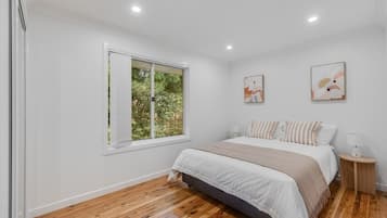 4 bedrooms, iron/ironing board, Internet, bed sheets