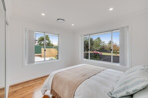 4 bedrooms, iron/ironing board, Internet, bed sheets