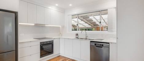 Frigorífic, microones, forn i placa de cuina